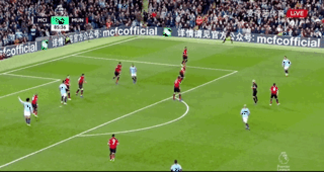 曼联主场1-1战平西汉姆联，近5轮仅1胜，阿莫林临场换人失误导致失利，球队前景堪忧。