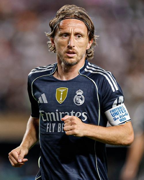 足球中超新外援亮相，身体对抗惊人